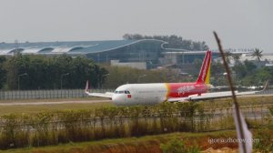 Эйрбас А321 вьетнамской авиакомпании VietJetAir приземляется в аэропорту Пхукета.