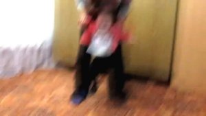 ребенок учится ходить падает