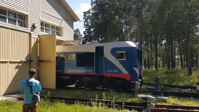 Детская железная дорога в Кратово - заход тепловоза в депо смотреть онлайн