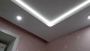 Двухуровневый натяжной потолок с углом 90 градусов и скрытой подсветкой