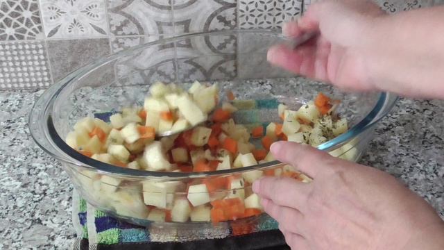 Куриные крылышки с картошкой в меде. Ну очень вкусно.