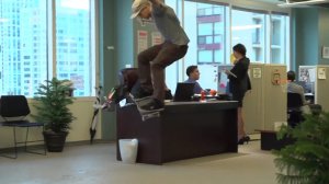 Скейтбординг в офисе 