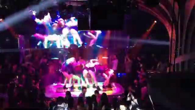 Вокальное выступление в китайском клубе смотреть онлайн