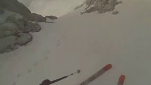 Экстремальный спуск с горы на лыжах.