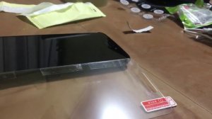 Приклеить защитное стекло на экран своего нового телефона самому