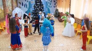 Вход на новогодний утренник под песню "Новогодняя считалочка"