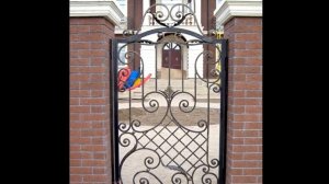 Красивая кованая калитка решетка из металла вариант дизайна узор рисунок из деталей ковки элементы