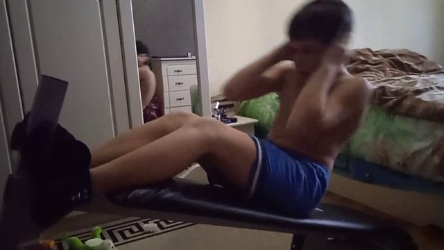 Качаем пресс. Подьем туловища на наклонной скамье 30 повторений. смотреть онлайн