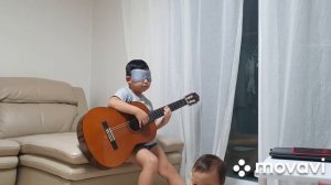 7 летний ребенок круто вертуозно играет на гитаре