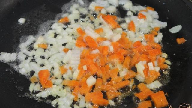Томатный суп с копчеными куриными крыльями