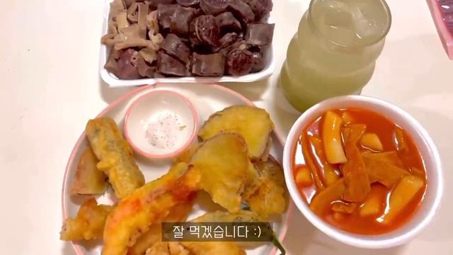 ENG) 자취생 브이로그 ? 일어나자마자 BHC 뿌링클 치즈볼 핫도그까지 시켜먹고? 새해맞이 떡국 끓여먹는 일상로그 (짜장면,탕수육,불닭볶음면,연어,떡볶이,순대,두부김치,호떡)