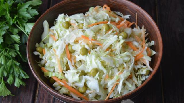 Салат из капусты, моркови и зеленого горошка