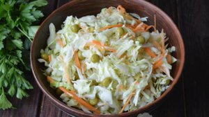 Салат из капусты, моркови и зеленого горошка