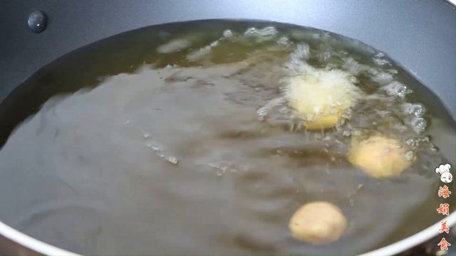 炸丸子懒人做法，不放淀粉不放面粉，只加一种食材，外酥里嫩，真好吃【海娟美食】 смотреть онлайн