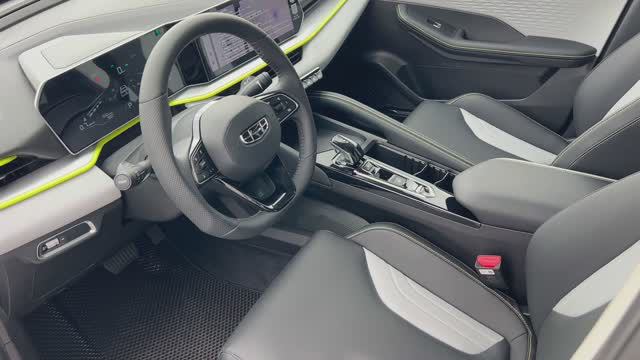 Geely Coolray 2024 Champion Edition. Белый на зеленом салоне. Джили Кулрей в наличии и под заказ
