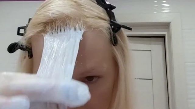 ?Цветные пряди у лица.