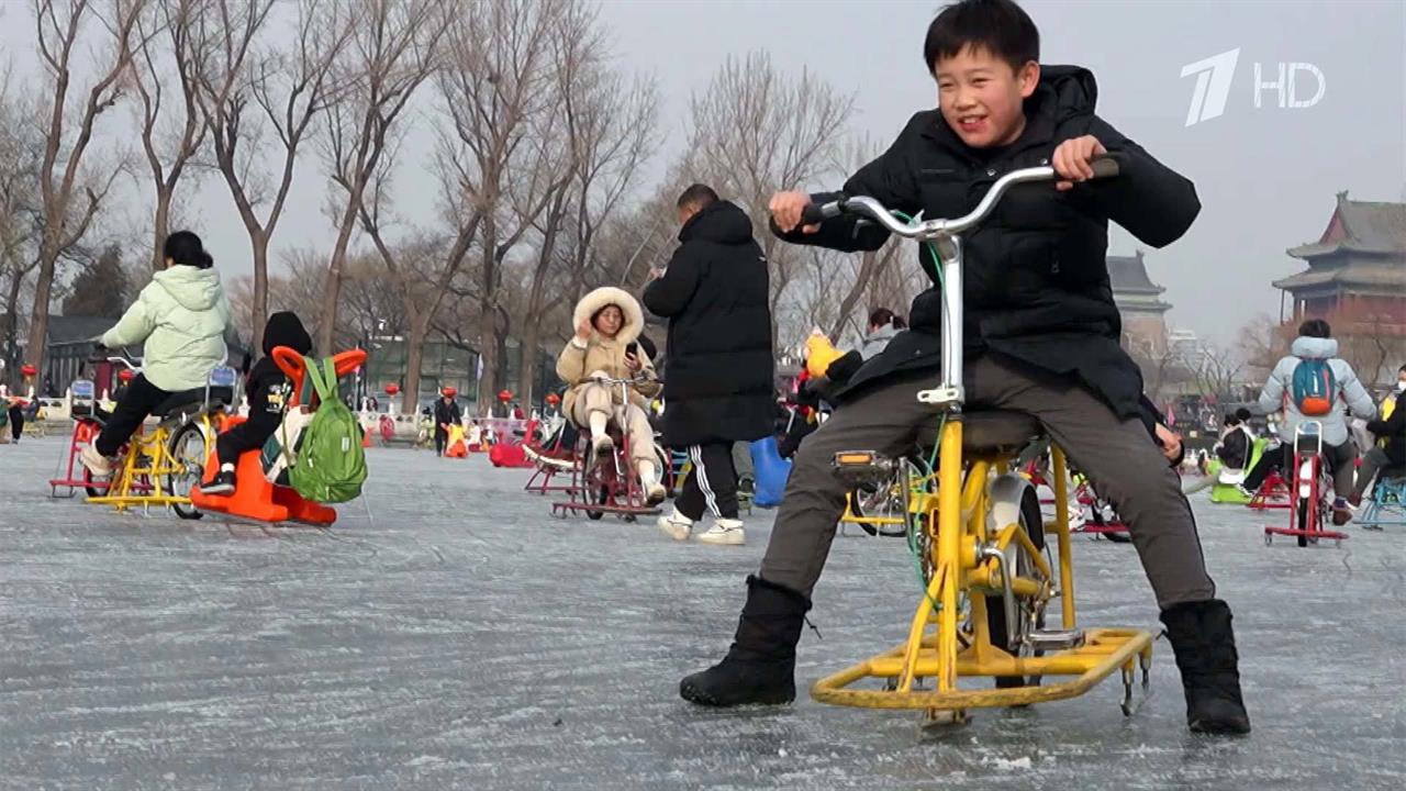 В Китае появилось новое развлечение - велосипед для катания по льду