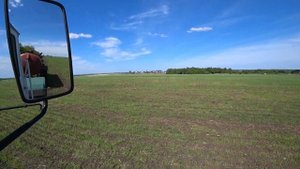 Тракторист на тракторе Т150К с бочкой 10 кубов