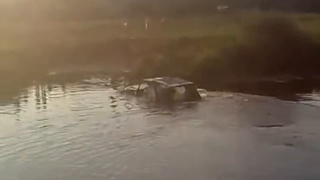 УАЗ едет под водой смотреть онлайн