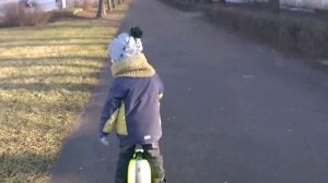 Сын 5 лет катается на уницикле.