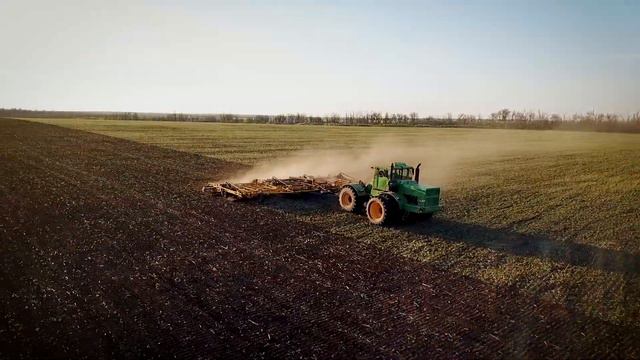 Весна. Поле. Трактор. Использования квадрокоптера в промо роликах!! смотреть онлайн