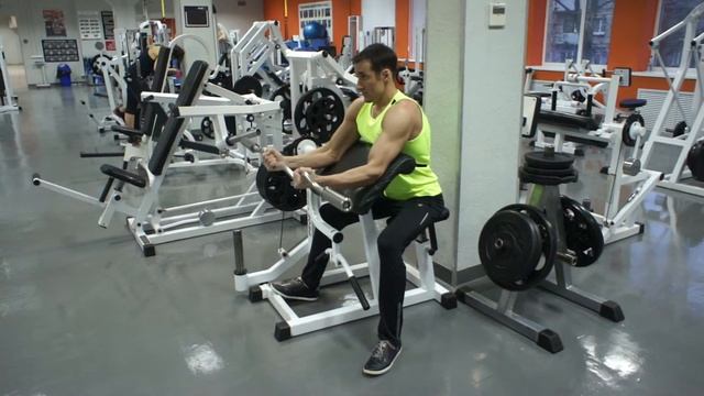 Подъем штанги хватом снизу на скамье Скотта смотреть онлайн