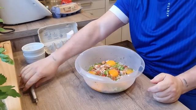 Нереально вкусный завтрак. Яичная пицца с любовью для своих близких. Очень вкусная еда.