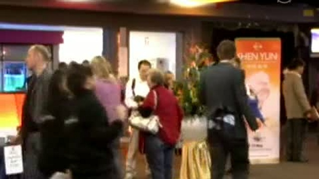 На концерте Shen Yun модельер восхищается уникальными костюм