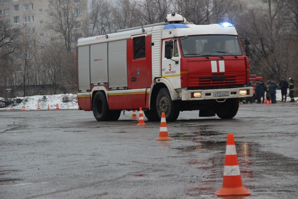 Сотрудники МЧС России состязались в скоростном маневрировании на специализированных автомобилях