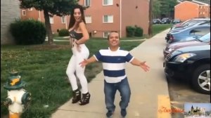 Карлик танцует с девушкой.  "Ой не женюсь я не женюсь"