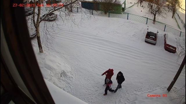 Расклейщики испоганили подъезд
