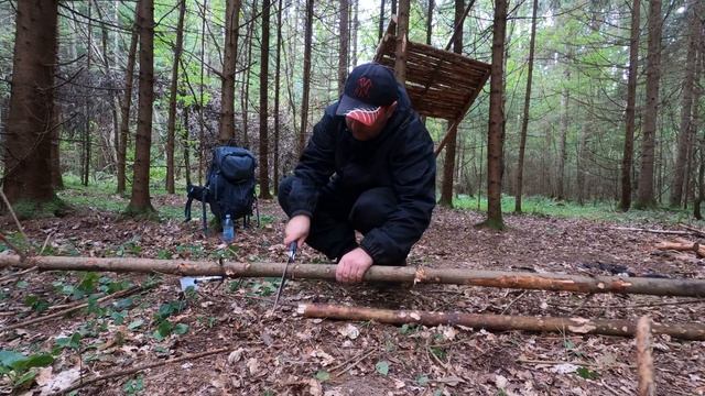 Лагерь в лесу. День второй.Стройка крыши. Bushcraft.