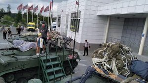 Уникальная десантная бронетехника с автоматической парашутной системой при сброса с самолета