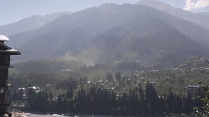 КЕДРОВАЯ ПЫЛЬЦА НАД ПАРКОМ В ГИМАЛАЯХ