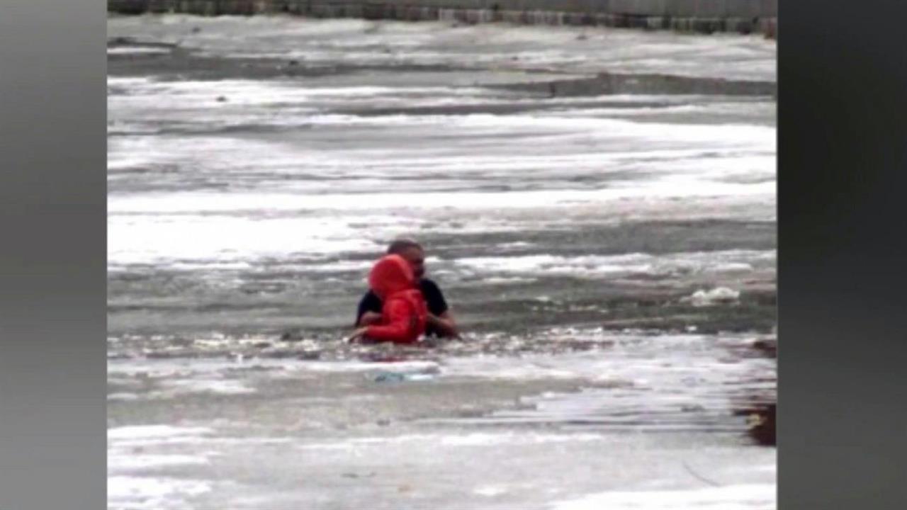 Ребенок прыгнул в прорубь и утонула. Девушка провалилась под лед. Спас девушку провалившуюся под лед. Провалилась под лед девочка в Екатеринбурге. Девочки провалились на льду.