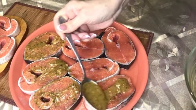 ЖАРЕНАЯ И СОЧНАЯ КЕТА С РУМЯНОЙ КОРОЧКОЙ. Жарим рыбу в маринаде! смотреть онлайн