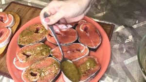 ЖАРЕНАЯ И СОЧНАЯ КЕТА С РУМЯНОЙ КОРОЧКОЙ. Жарим рыбу в маринаде!