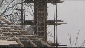 Камин   в охотничьим   домике .  оформление  стен  декоративная  штукатурка.из  арт  бетона.