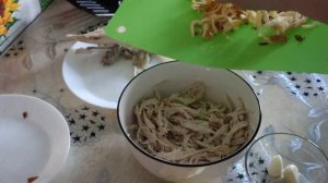 Как приготовить салат из курицы и яичных лепешек/ Рецепт вкусного т простого салата