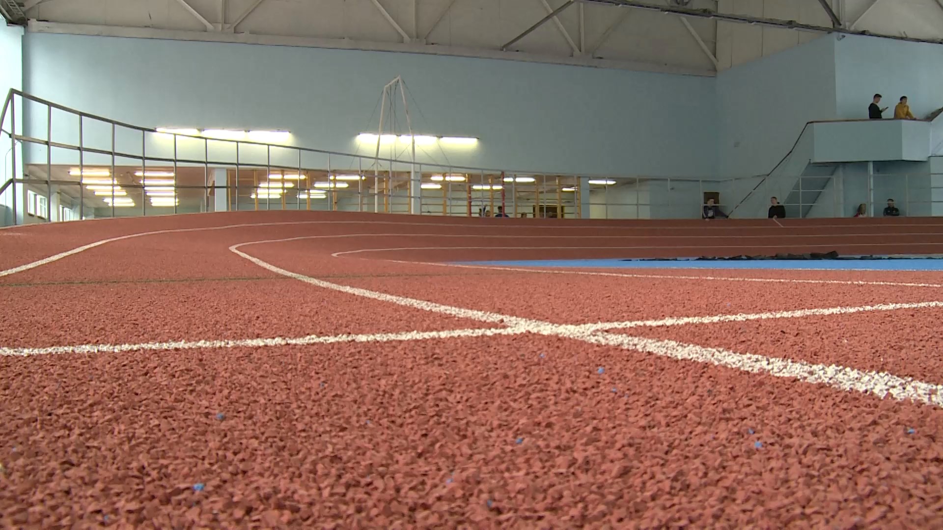 В манеже «Юность» возобновились тренировки легкоатлетов смотреть онлайн