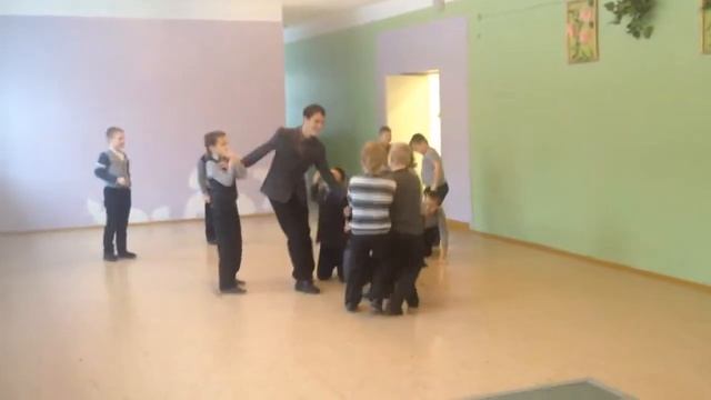 15 мелких поцов жестоко отодрали взрослого поца 18+ смотреть онлайн