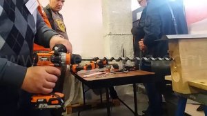 Работа бесщеточной ударной дрели-шуруповерта (brushless hammerdrilldr working) AEG BSВ 18 СBL