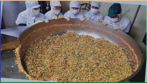 Удивительный процесс массового производства жареного риса с креветками