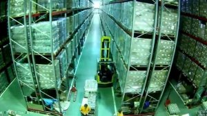 Падение стилажей на большом складе.