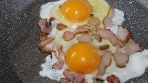 Яичница с беконом, желтым помидором и луком порей
