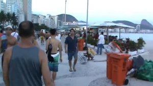Прогулка по пляжу Копакабана в Рио Де Жанейро
