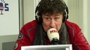 Дэвид Ларибле поёт в студии радиостанции