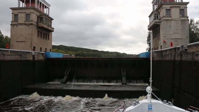 На теплоходе Александр Пушкин по каналу имени Москвы. Шлюзы №3 и №4. смотреть онлайн