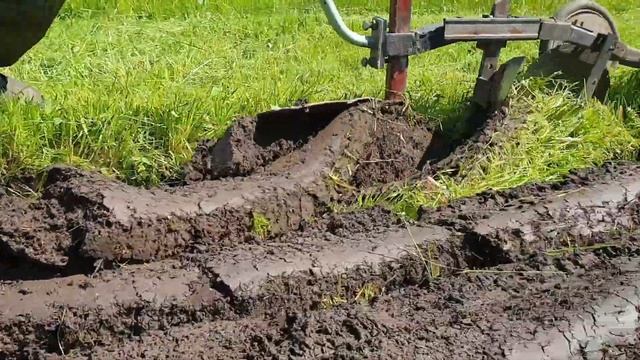 Плуг с предплужником для сельхозлебедки . Вспашка по дерну после дождя.