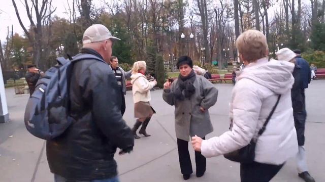 СОБЕРУ КОМПАНИЮ И НАЛЬЮ ВИНА!???/ТАНЦЫ В ПАРКЕ ГОРЬКОГО ХАРЬКОВ НОЯБРЬ 2021 смотреть онлайн